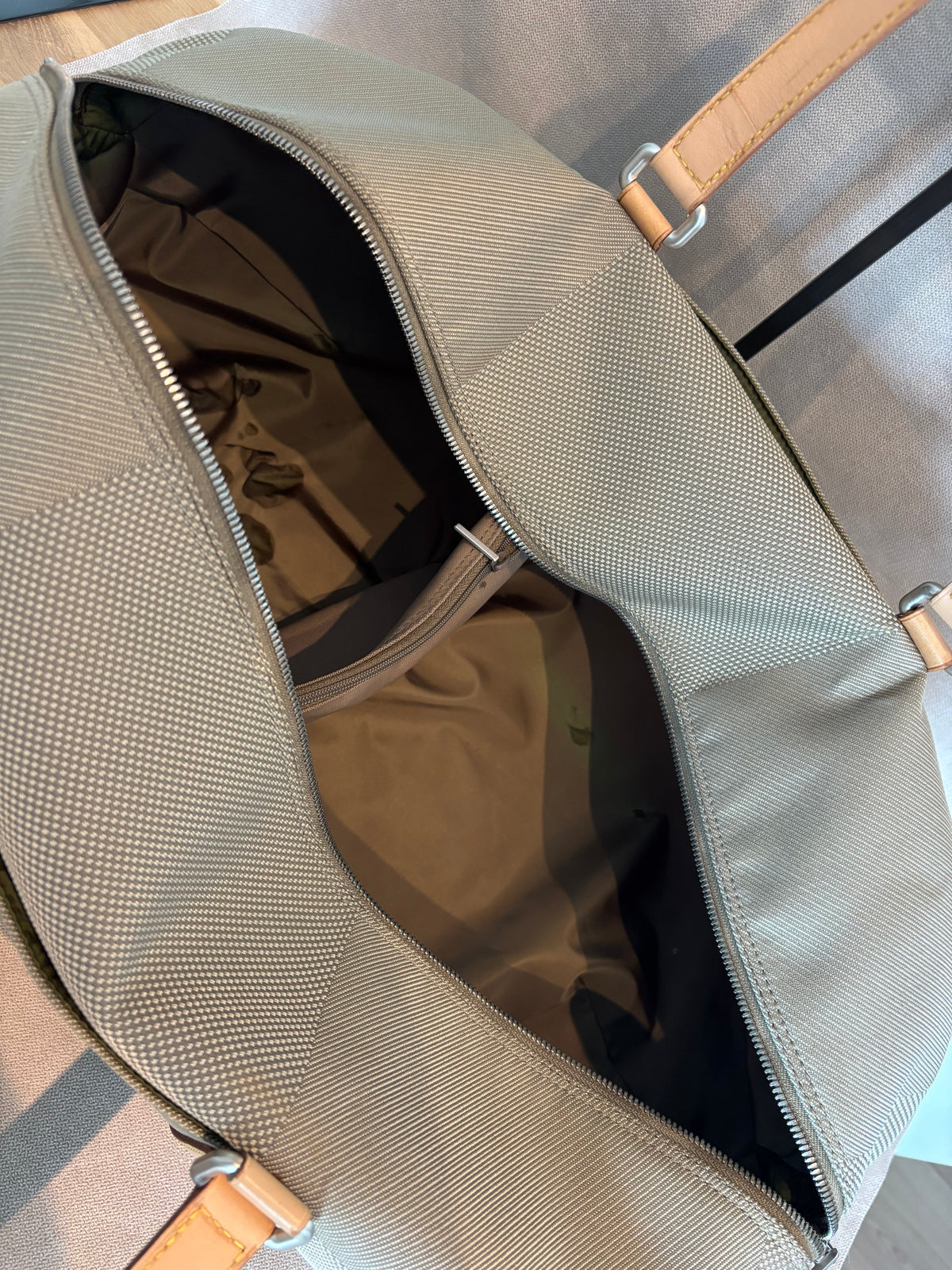 Louis Vuitton Attequant reistas